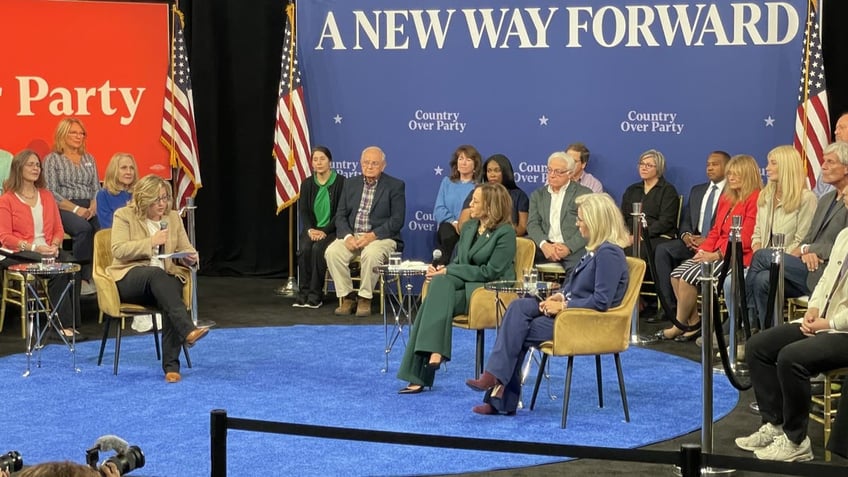 wide shot of Harris town hall with Liz Cheney