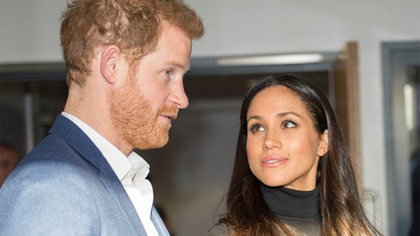 Britains Prince Harry and his fiancee Meghan Markle visit the Nottingham Academy school in Nottingham, Britain, December 1, 2017. REUTERS/Andy Stenning/Pool - RC1A58AC09F0