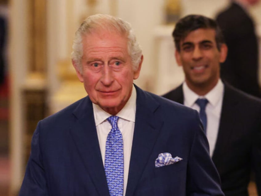 LONDON, ENGLAND - NOVEMBER 27: Britain's King Charles III (L) followed by Britain's Prime Minister Rishi Sunak arrives to host a reception to mark the conclusion of the Global Investment Summit (GIS) at Buckingham Palace on November 27, 2023 in London, England. (Photo by Daniel Leal - WPA Pool/Getty Images)