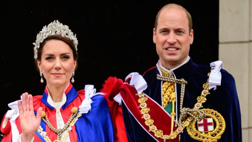 prince william kate middleton smiling on balcony