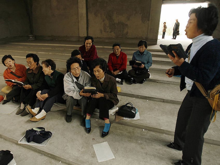 Yanji, CHINA: Ethnic Korean christians sing hymns in their half-finished church in the tow