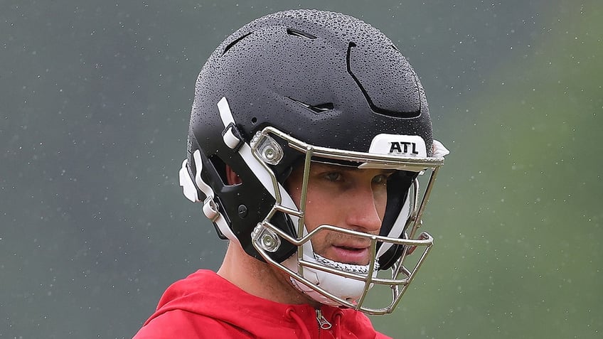 Kirk Cousins looks on field