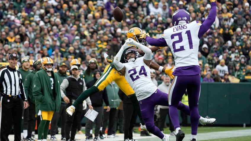 kirk cousins throws two touchdown passes in vikings win over packers before late exit with injury