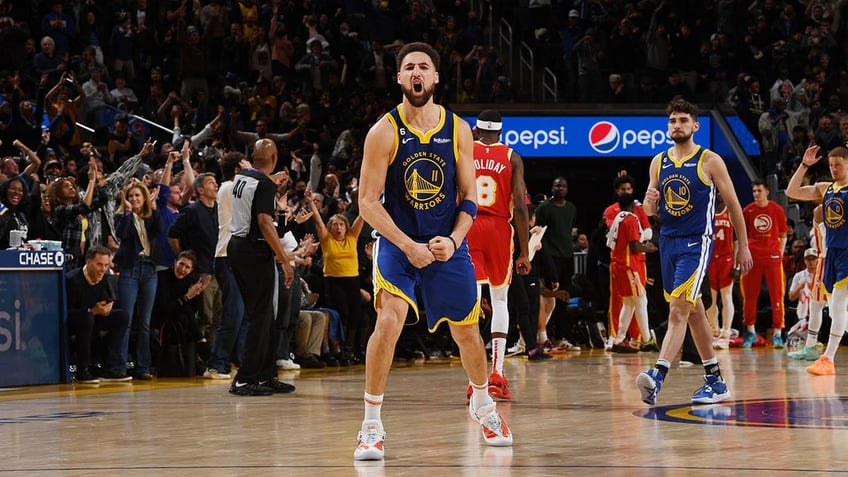 Klay Thompson celebrates against the Hawks