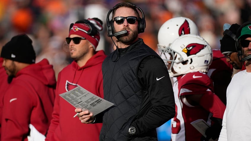 Kliff Kingsbury coaches against the Broncos