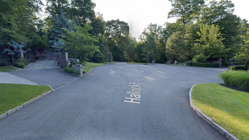 Hallock Place street view