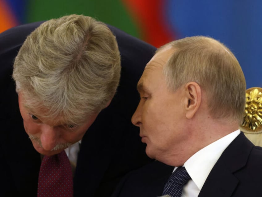 MOSCOW, RUSSIA - OCTOBER 8 (RUSSIA OUT) Russian President Vladimir Putin (R) talks to Pres