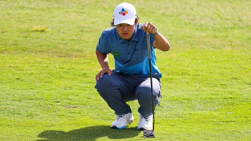 Kris Kim looks at his putt shot