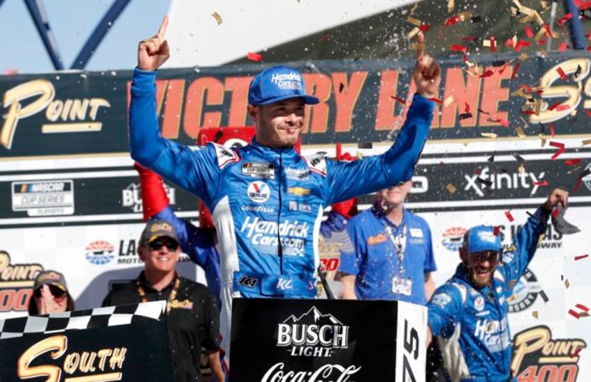 kyle larson earns spot in nascars championship race with victory at las vegas