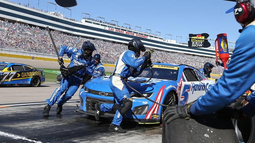 kyle larson punches ticket to championship four with narrow win in las vegas