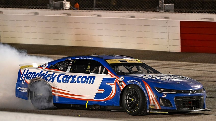 kyle larson starts nascar playoffs with win at darlington