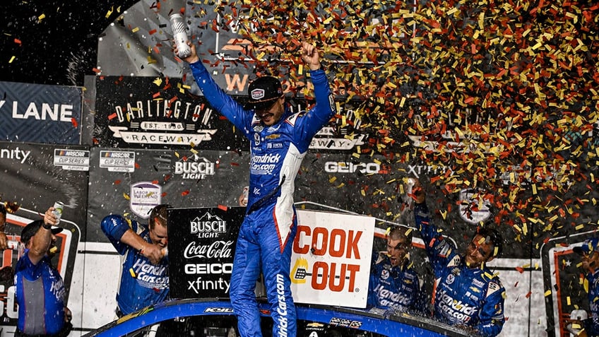 kyle larson starts nascar playoffs with win at darlington