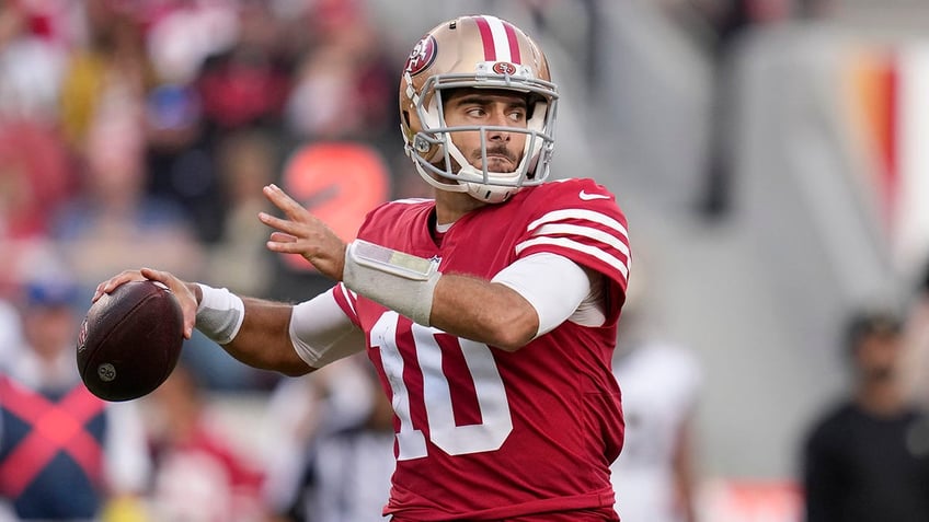 kyle shanahan says hes really not concerned about jimmy garoppolo calling 49ers qb situation weird