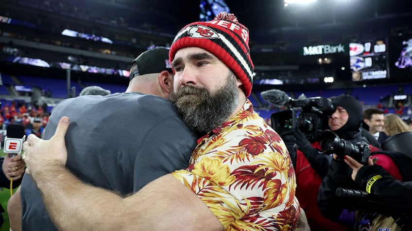 Jason Kelce hugs brother, Travis Kelce