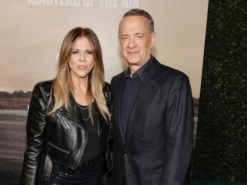 LOS ANGELES, CALIFORNIA - JANUARY 10: (L-R) Rita Wilson and Tom Hanks attend the world pre