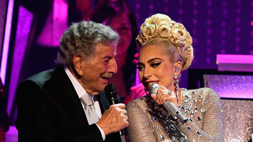 lady gaga honors tony bennett with fly me to the moon in first vegas residency show since his death