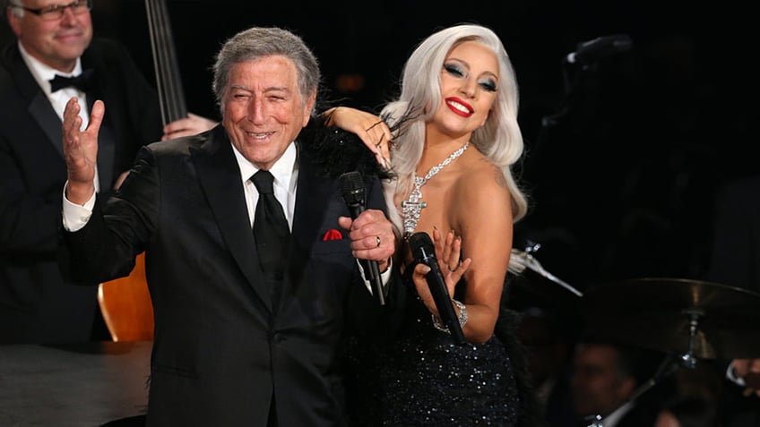 lady gaga honors tony bennett with fly me to the moon in first vegas residency show since his death