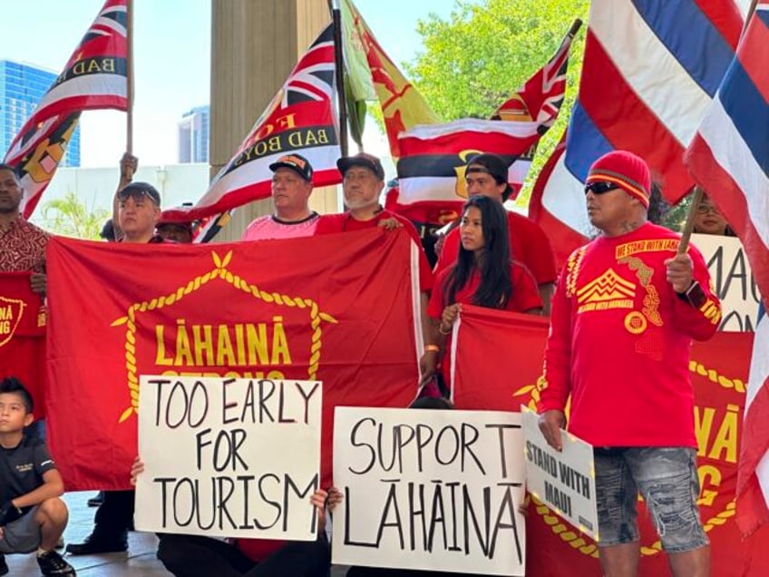 lahaina residents deliver petition asking hawaii governor to delay tourism reopening