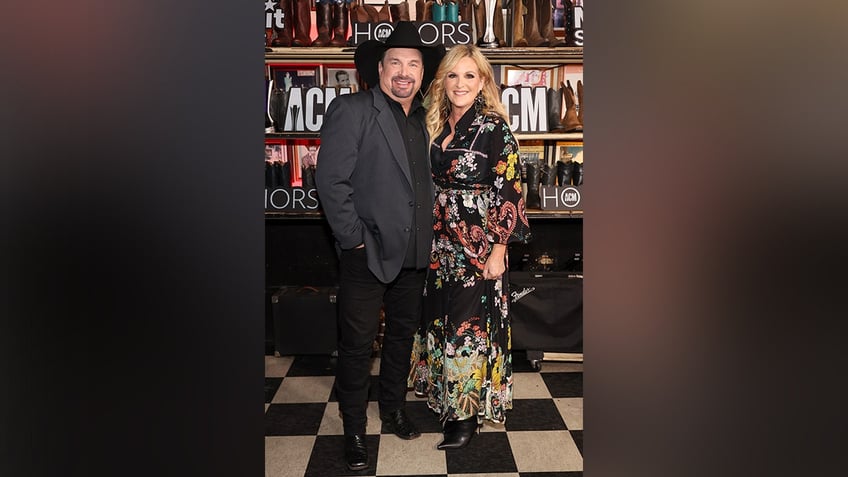 Brooks and Yearwood were all smiles as they posed next to each other at the ACM Honors.