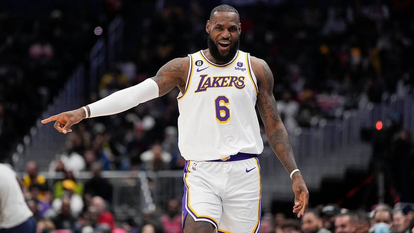 lakers great didnt like lebron james eating on bench during preseason game