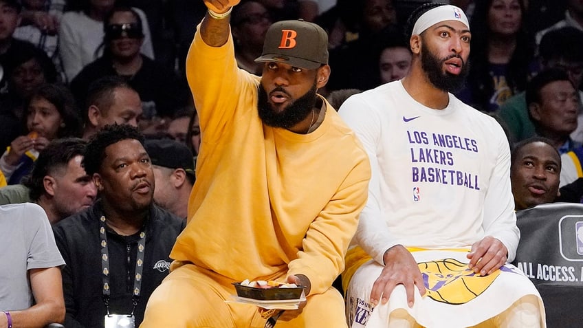 lakers great didnt like lebron james eating on bench during preseason game