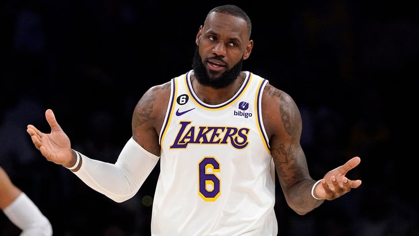 lakers great didnt like lebron james eating on bench during preseason game