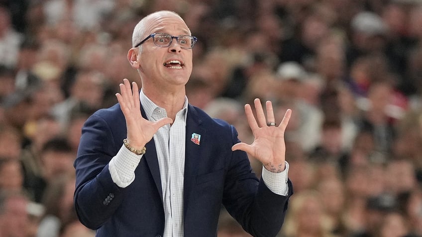 Dan Hurley coaches