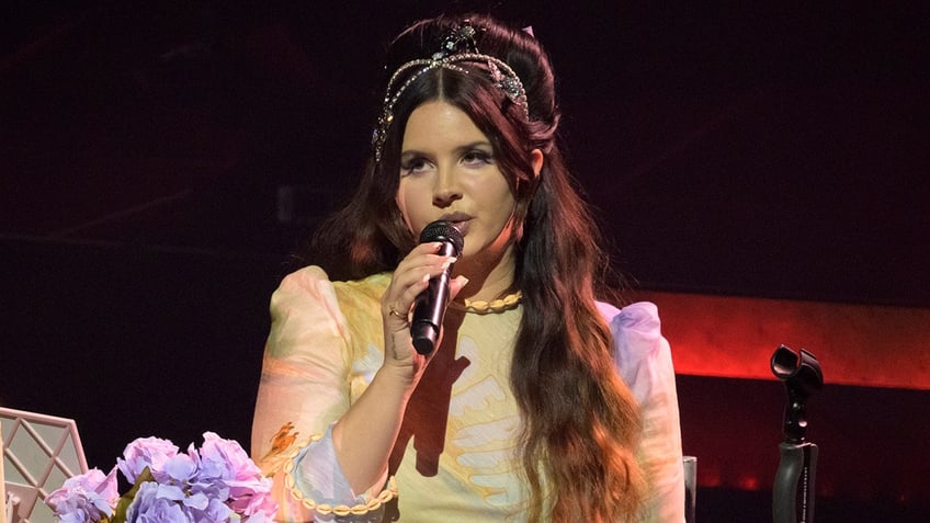 lana del rey shuts down claims she practiced witchcraft on her tour