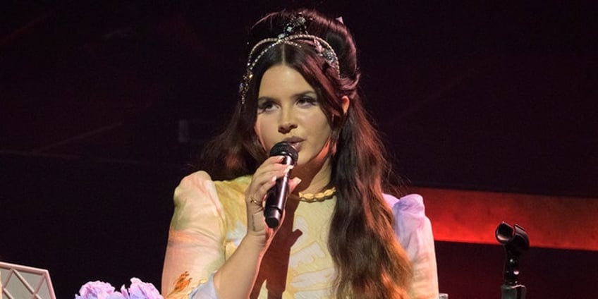 lana del reys fans fall like dominos in scary concert video