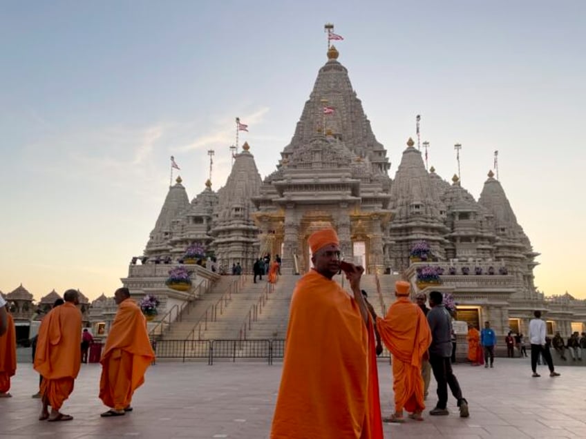 largest hindu temple outside india in the modern era opens in new jersey