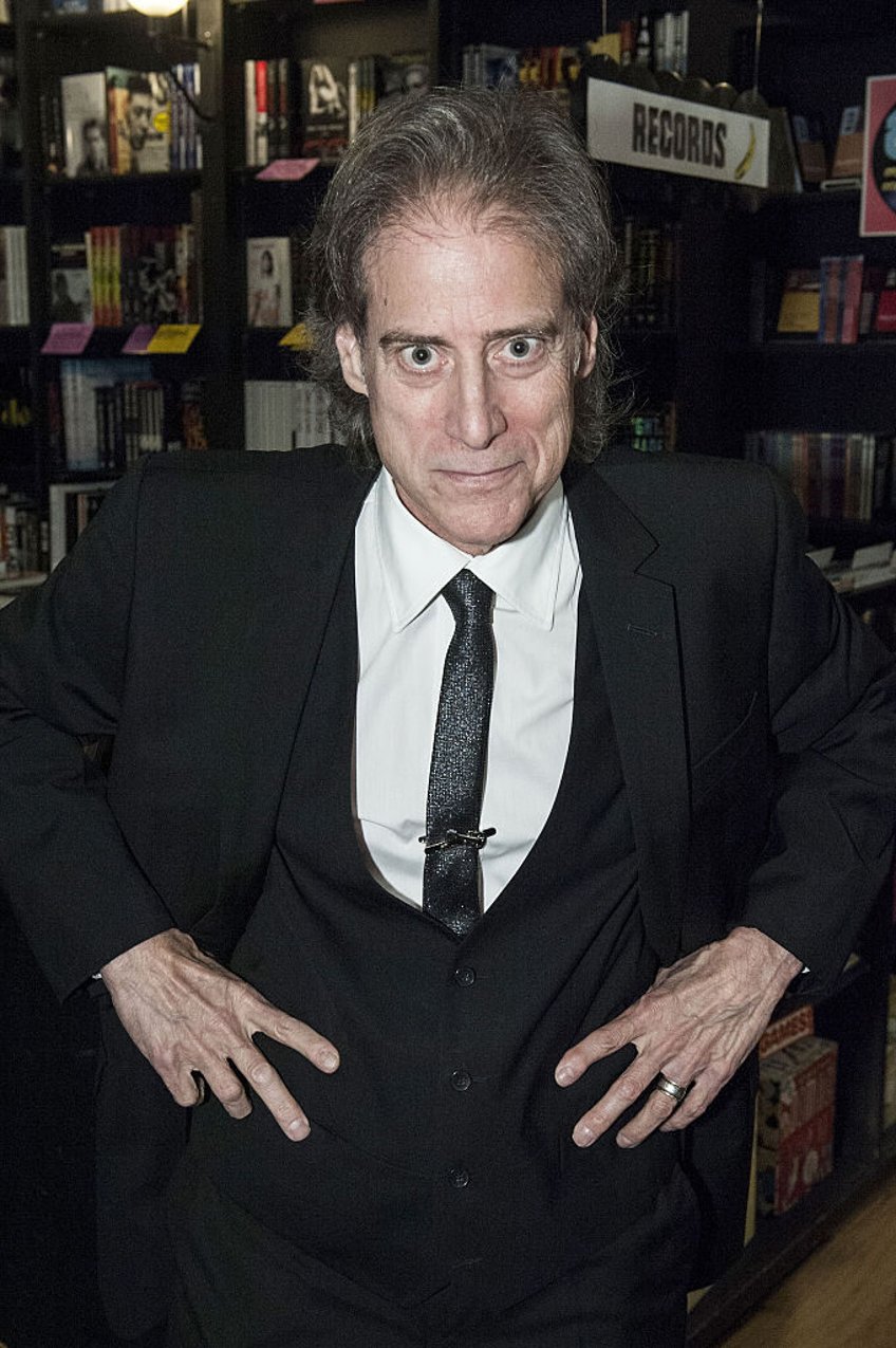 larry david jamie lee curtis ben stiller pay tribute to comedian richard lewis after death at 76