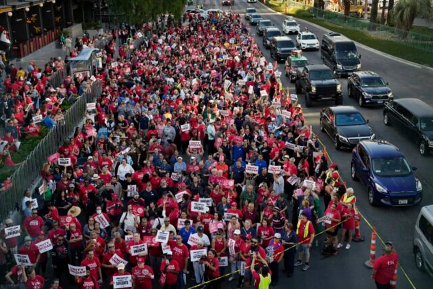 las vegas union hotel workers ratify caesars contract