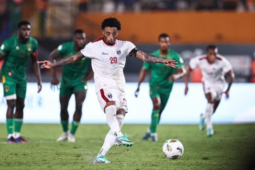 Ryan Mendes scores Cape Verde's winner against Mauritania from the penalty spot