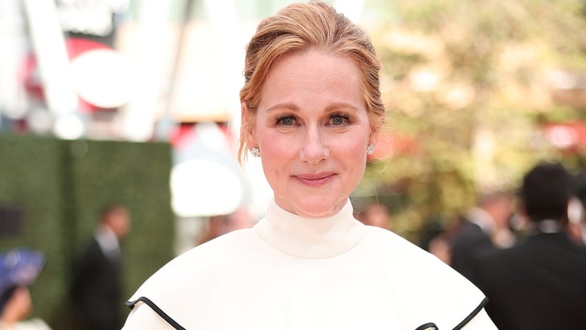 laura linney fan hits security while trying to get autograph