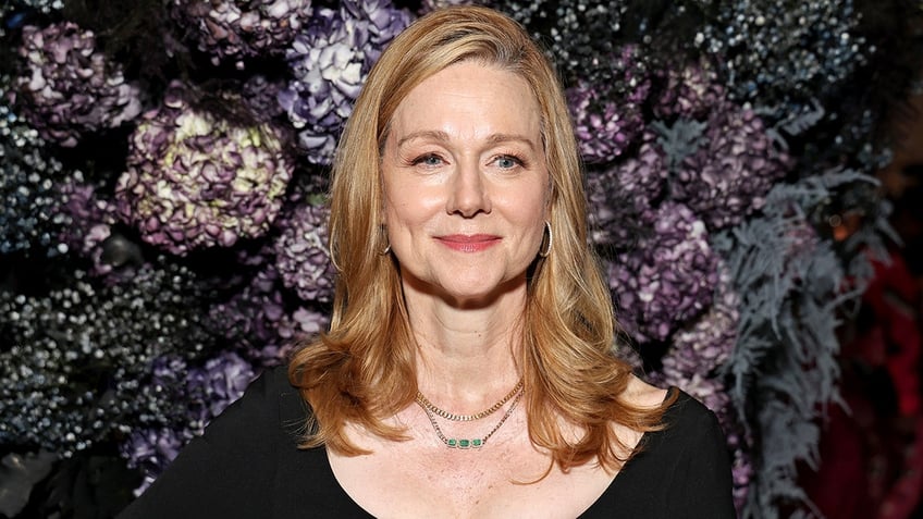 laura linney fan hits security while trying to get autograph