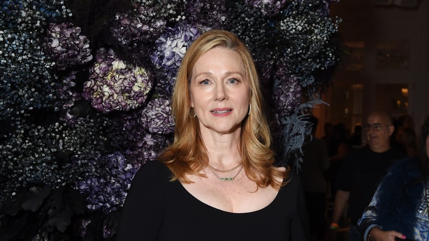 laura linney fan hits security while trying to get autograph