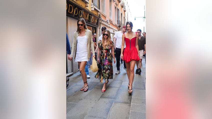 Karlie Kloss and Sydney sweeney walking the streets of Venice