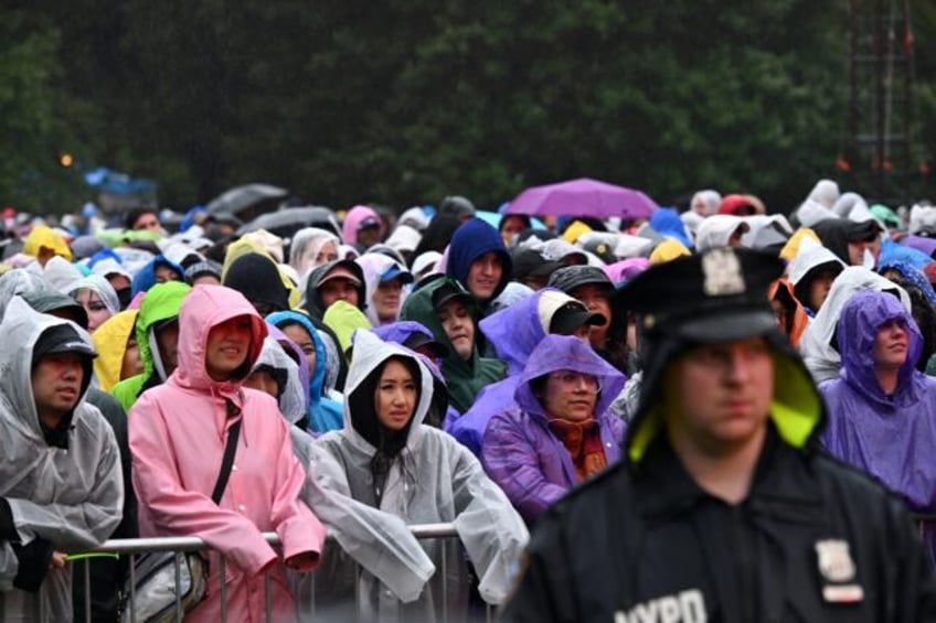 lauryn hill red hot chili peppers draw fans to rainy central park aid fest