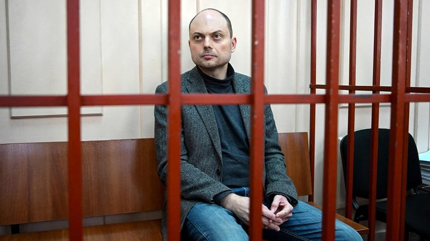 lawmakers call for release of putins political prisoner number one