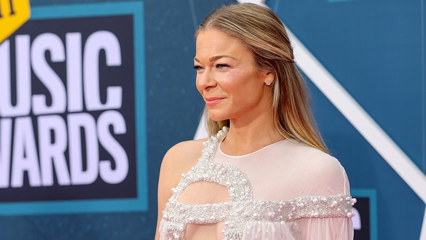 leann rimes compares britney spears story to her own soul sucking experience in music industry