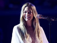 LeAnn Rimes' teeth fall out out mid-concert during performance in Washington