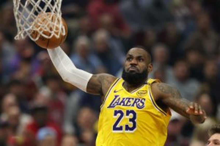 LeBron James, Lakers outlast Stephen Curry's Warriors; Anthony Davis sprains ankle