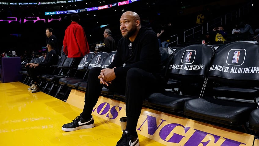 Darvin Ham watches the Lakers warm up