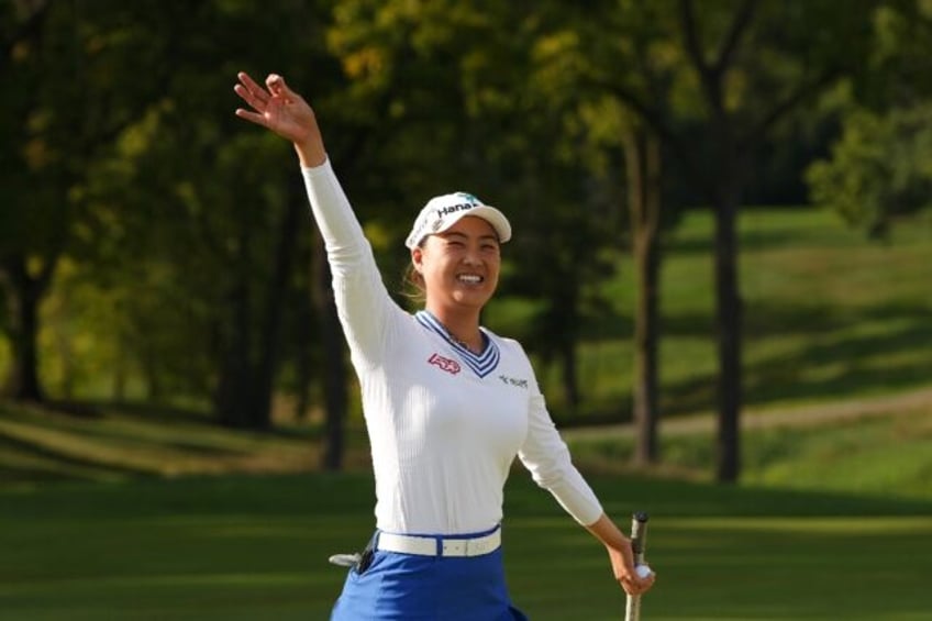 lee beats hull in playoff to win lpga queen city crown