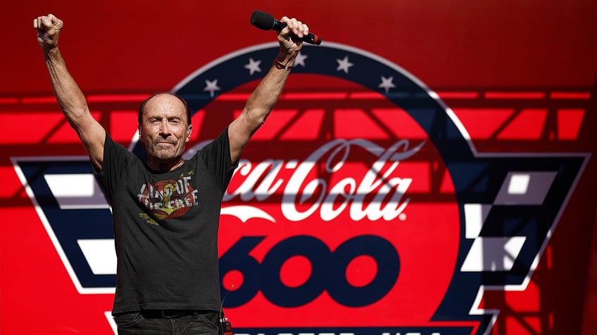 lee greenwood praises jason aldean amid small town backlash he is the biggest patriot