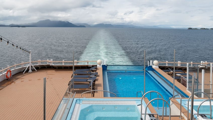 Hot tub pool cruise ship