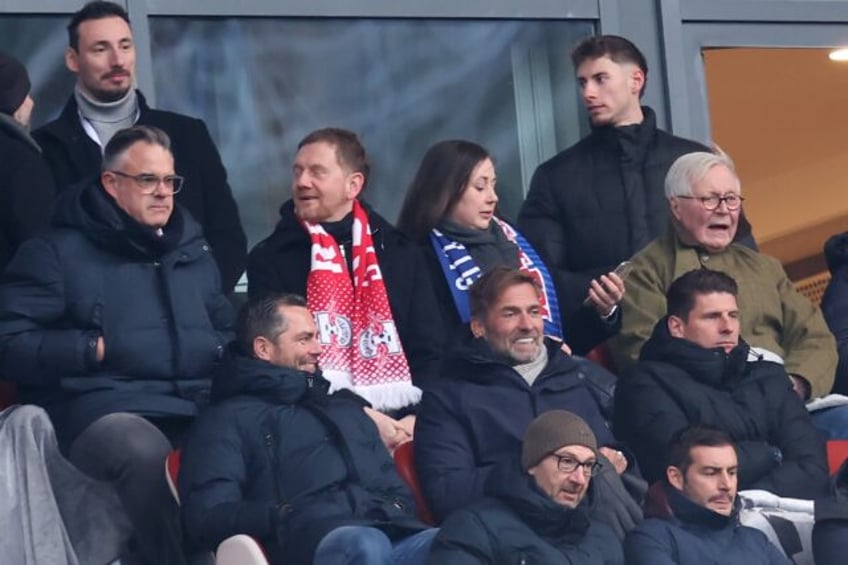 Jurgen Klopp (2ndR C) sits next to former Germany forward Mario Gomez (R) in RB Leipzig's