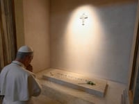 Leo XIV, new pope and ‘humble servant of God’, visits Francis’s tomb