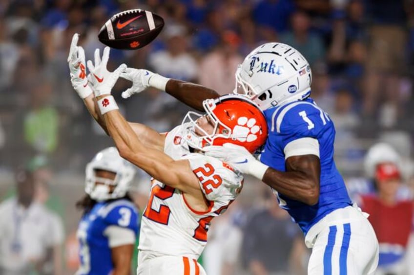 leonard helps duke stun no 9 clemson 28 7 in a lopsided acc opener