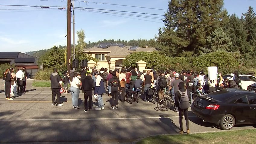 liberal city mayor proposed increasing police budget then protesters showed up at his house